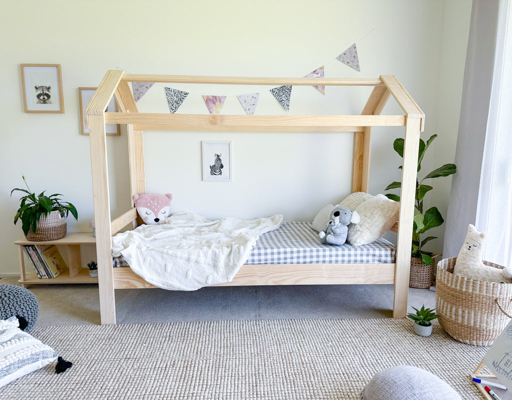 Canopy bed PINE – Magic of wood NZ